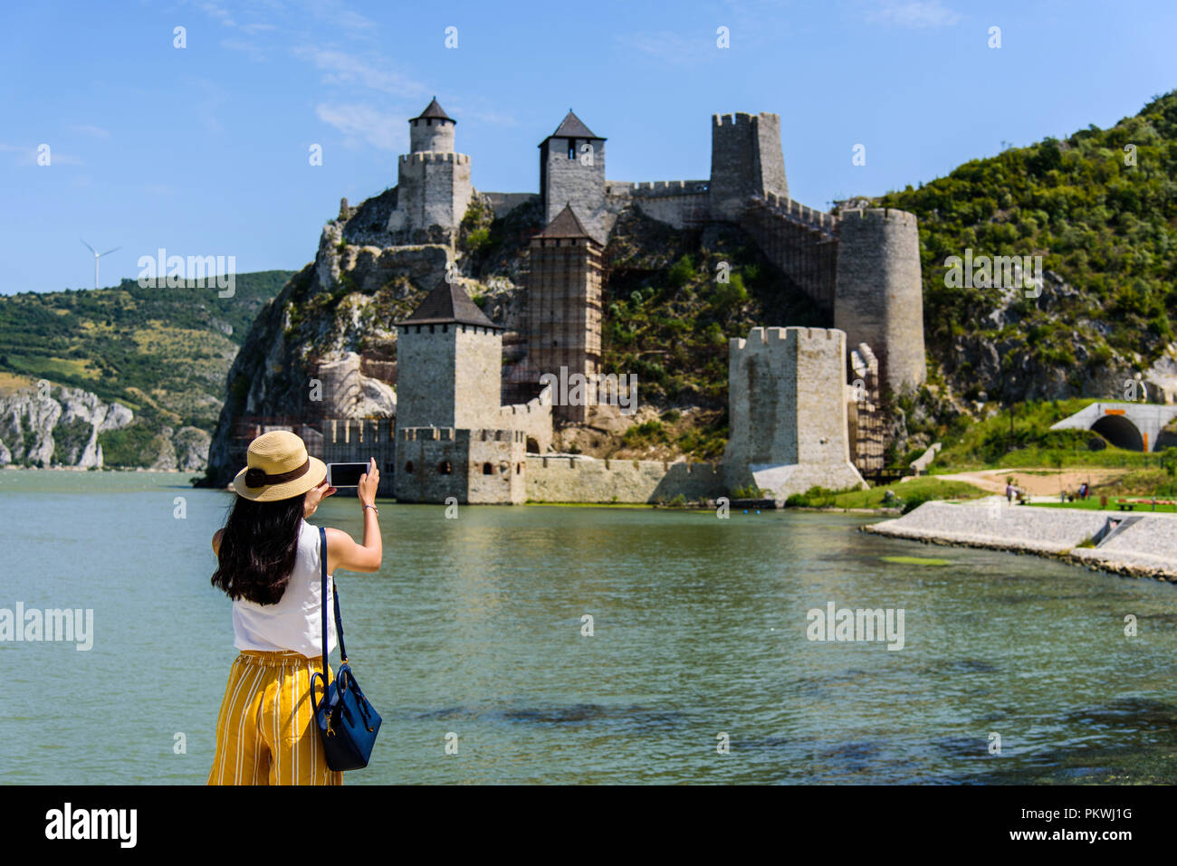 Tourist, Foto bei Festung Golubac auf Donau in Serbien Stockfoto