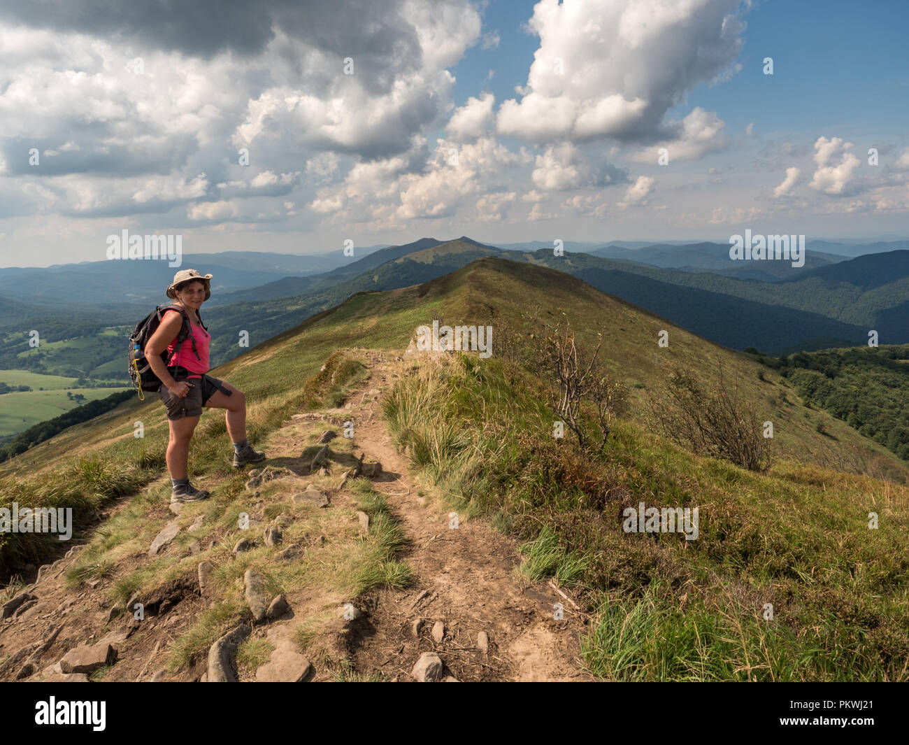 Frau auf einem Trekking trail auf den Polonina Carynska im Bieszczady-gebirge, Polen. Europa, Woiwodschaft Podkarpackie, Bieszczady, Stockfoto