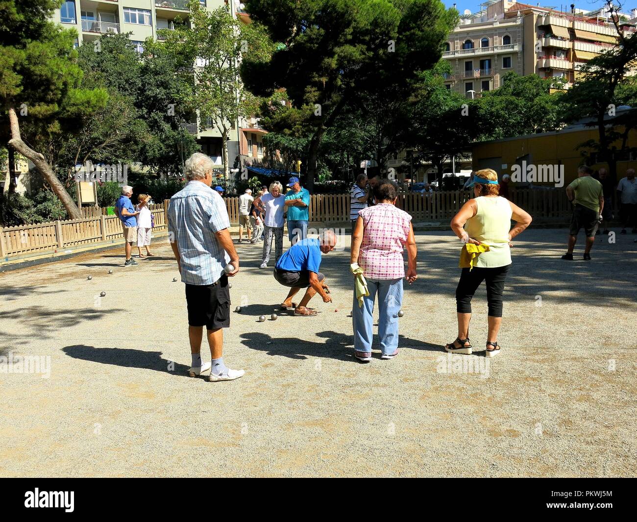 Ältere Menschen Boccia spielen, in einem Park in der Nähe der Sagrada Familia, Barcelona, Spanien. Stockfoto