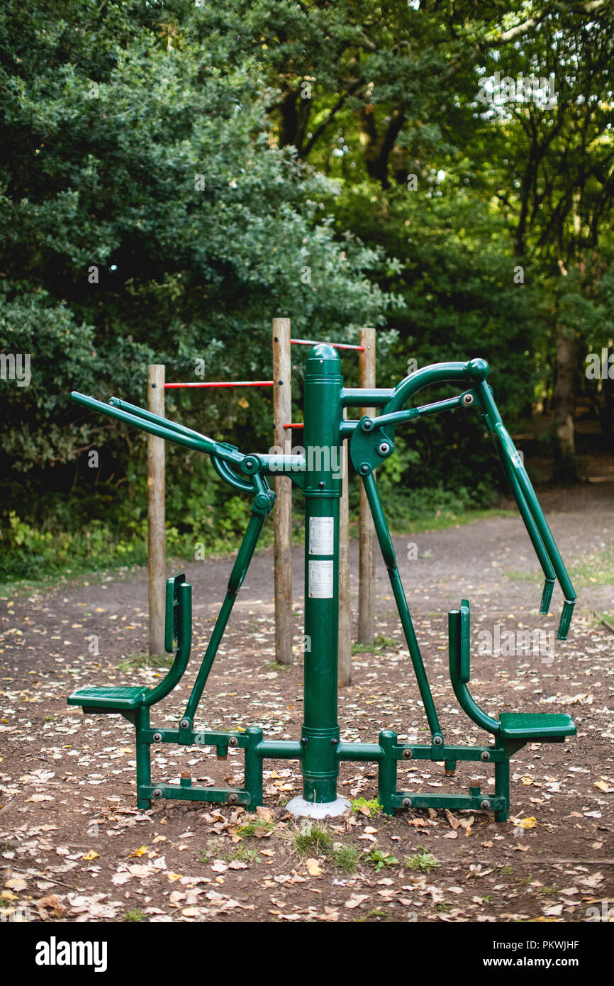 Outdoor Fitness Equipment zur Nutzung durch die Öffentlichkeit passen in einen Park zu halten Stockfoto