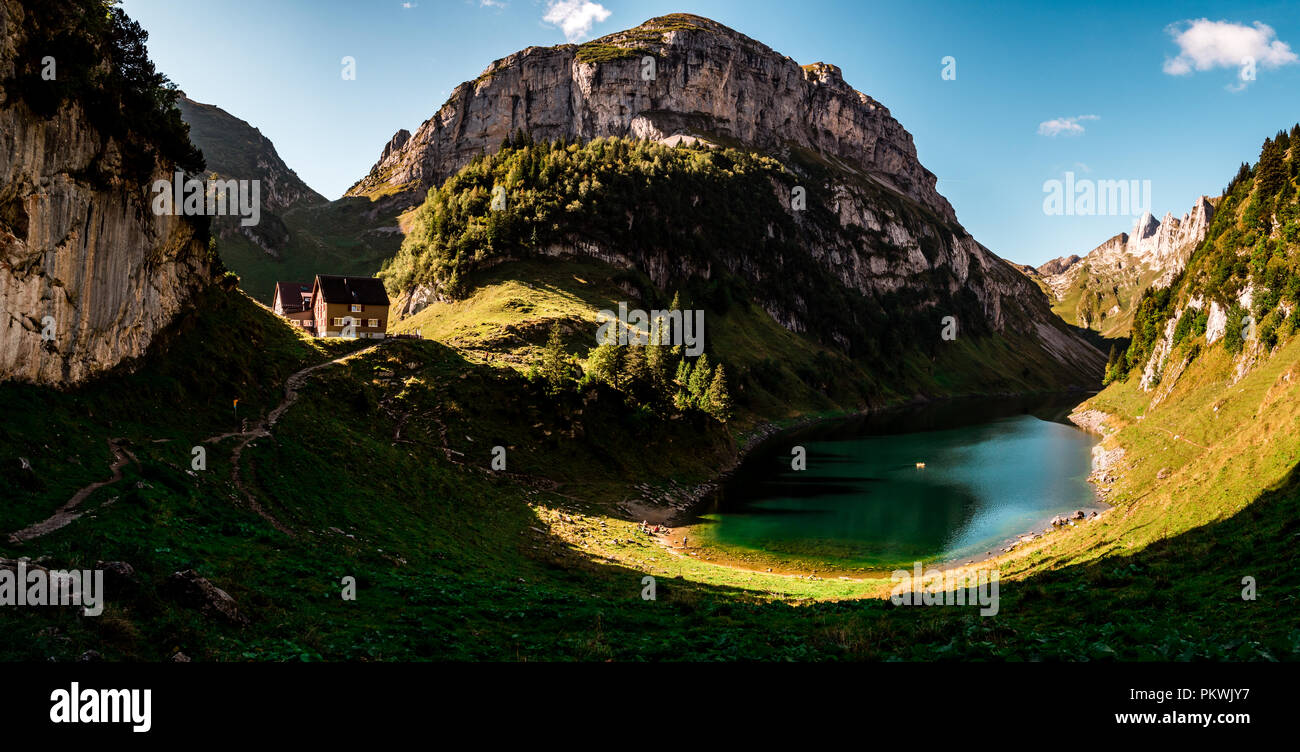 Panoramablick über Deep Blue Mountain Lake in den Schweizer Alpen mit Haus, Schweiz alpstein Stockfoto