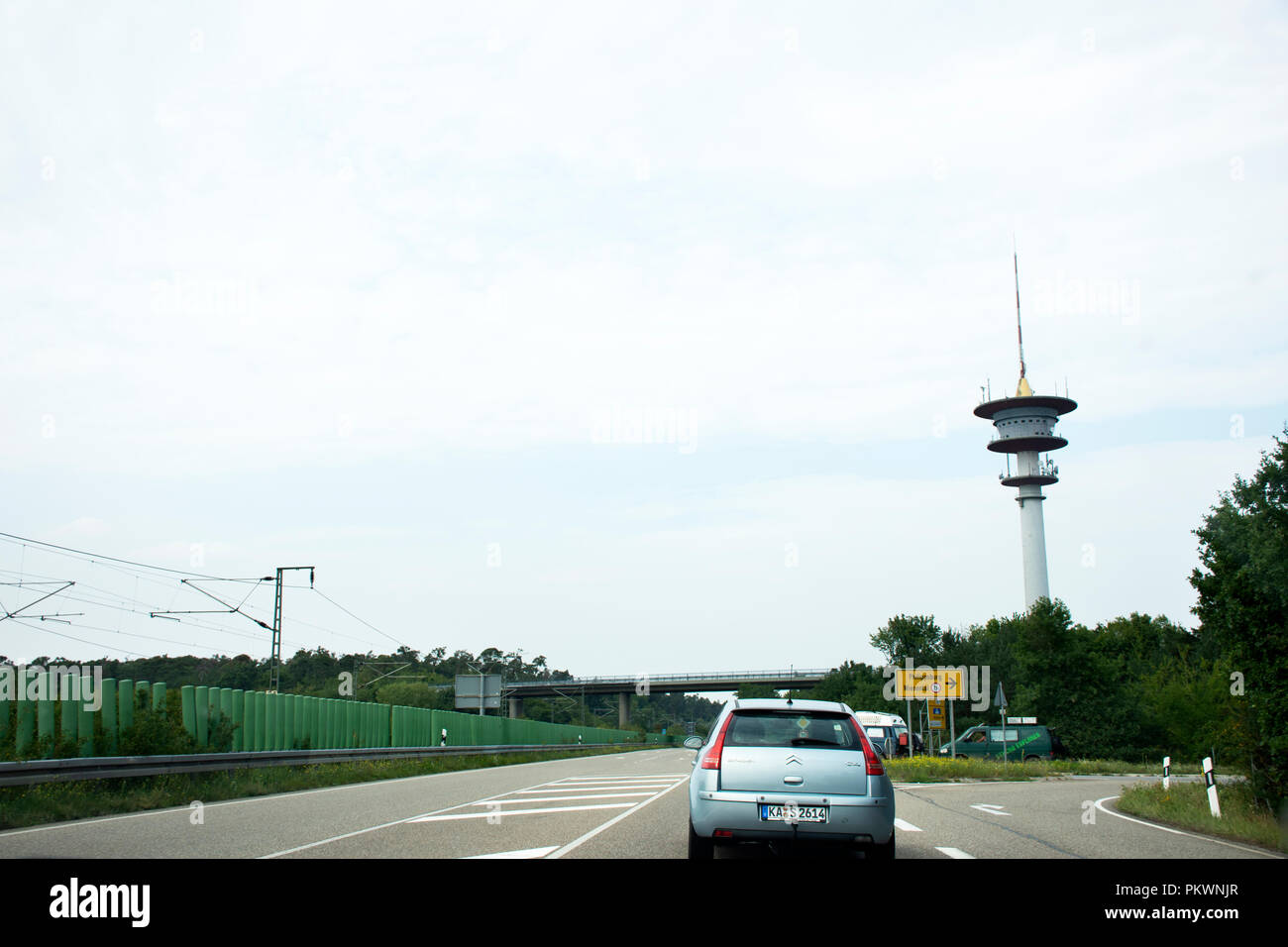 Reisende Menschen fahren Auto auf der Straße nach Speyer Stadt Wert am Rhein Dorf in Germersheim am 27. August 2017 in Rheinland-Pfalz, Ge Stockfoto
