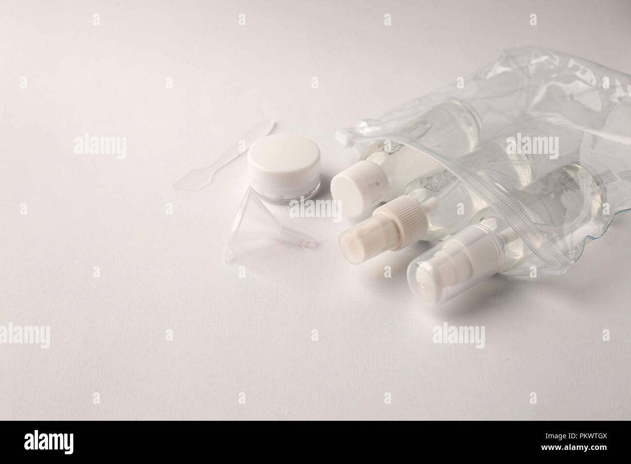 Kosmetisches Erzeugnis auf Weiß, Konzept von Reinheit, Minimalismus, gedämpften Farben Stockfoto