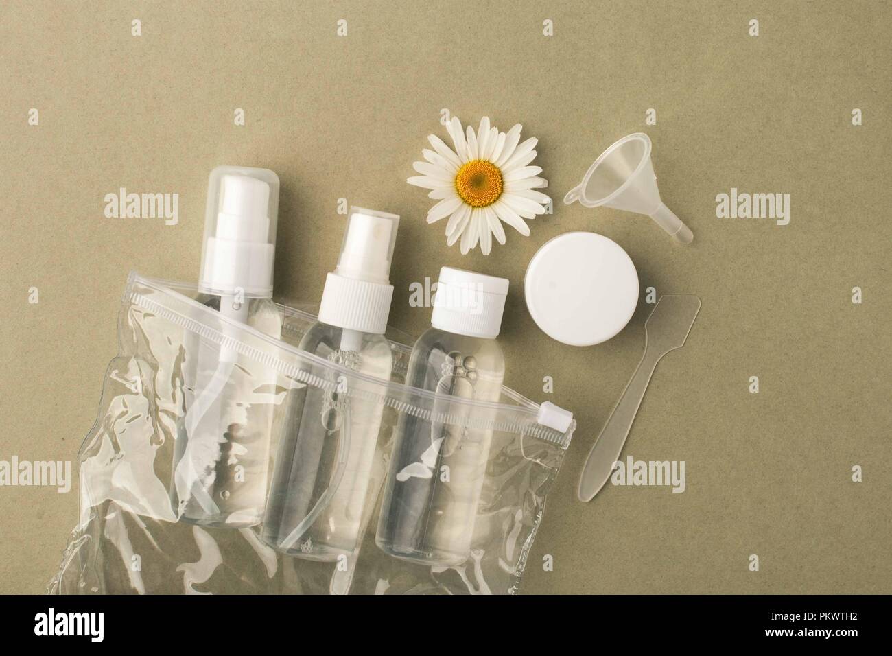 Kosmetische Flasche Container mit hermal Kamillenblüten leeres Etikett für mock Branding, natürlichen, organischen Schönheit Produktkonzept. Stockfoto