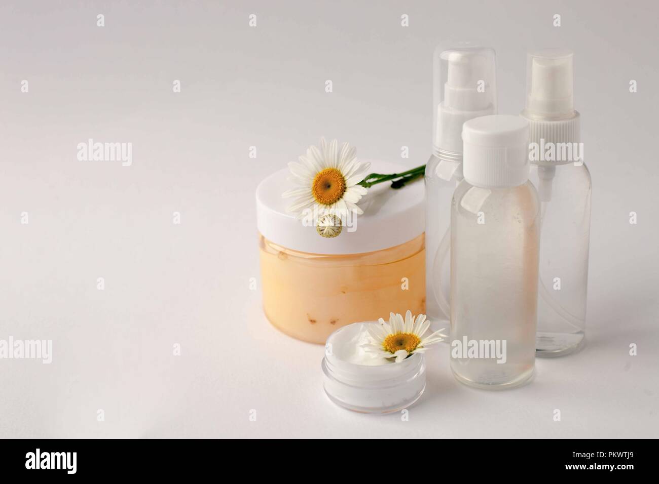 Kosmetische Flasche Container mit camomole Blumen, leeres Etikett Paket für mock Branding, natürlichen, organischen Schönheit Produktkonzept Stockfoto