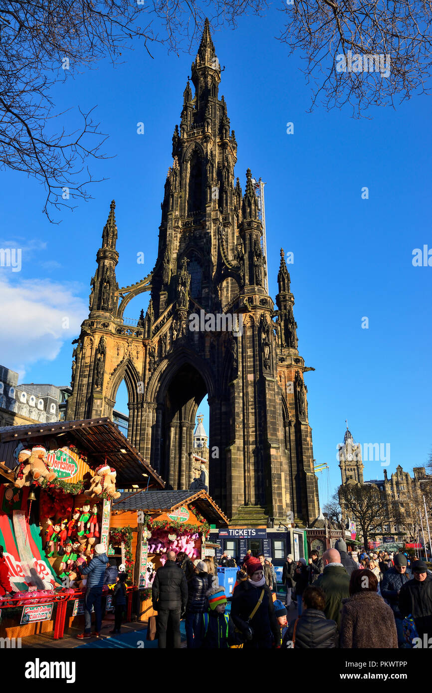 Schottische Weihnachtsmarkt neben dem Scott Monument in der Princes Street Gardens, Edinburgh, Schottland Stockfoto