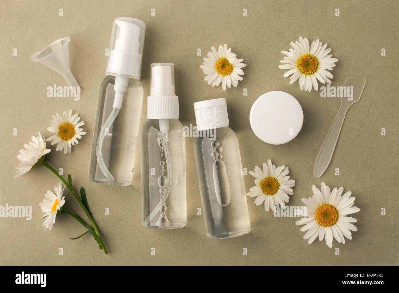 Hausgemachte spa Kosmetik mit kamillenblüten Öl. Leeres Etikett für mock Branding, natürlichen, organischen Schönheit Produktkonzept. Stockfoto
