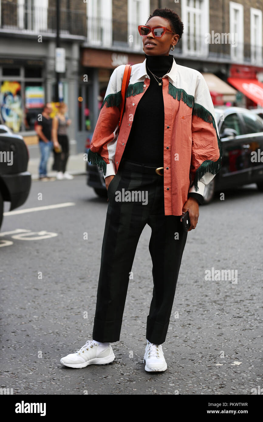 Zubehör Editor ELLE UK Donna Wallace dargestellt am Covent Garden während der London Fashion Week im September 2018. Stockfoto