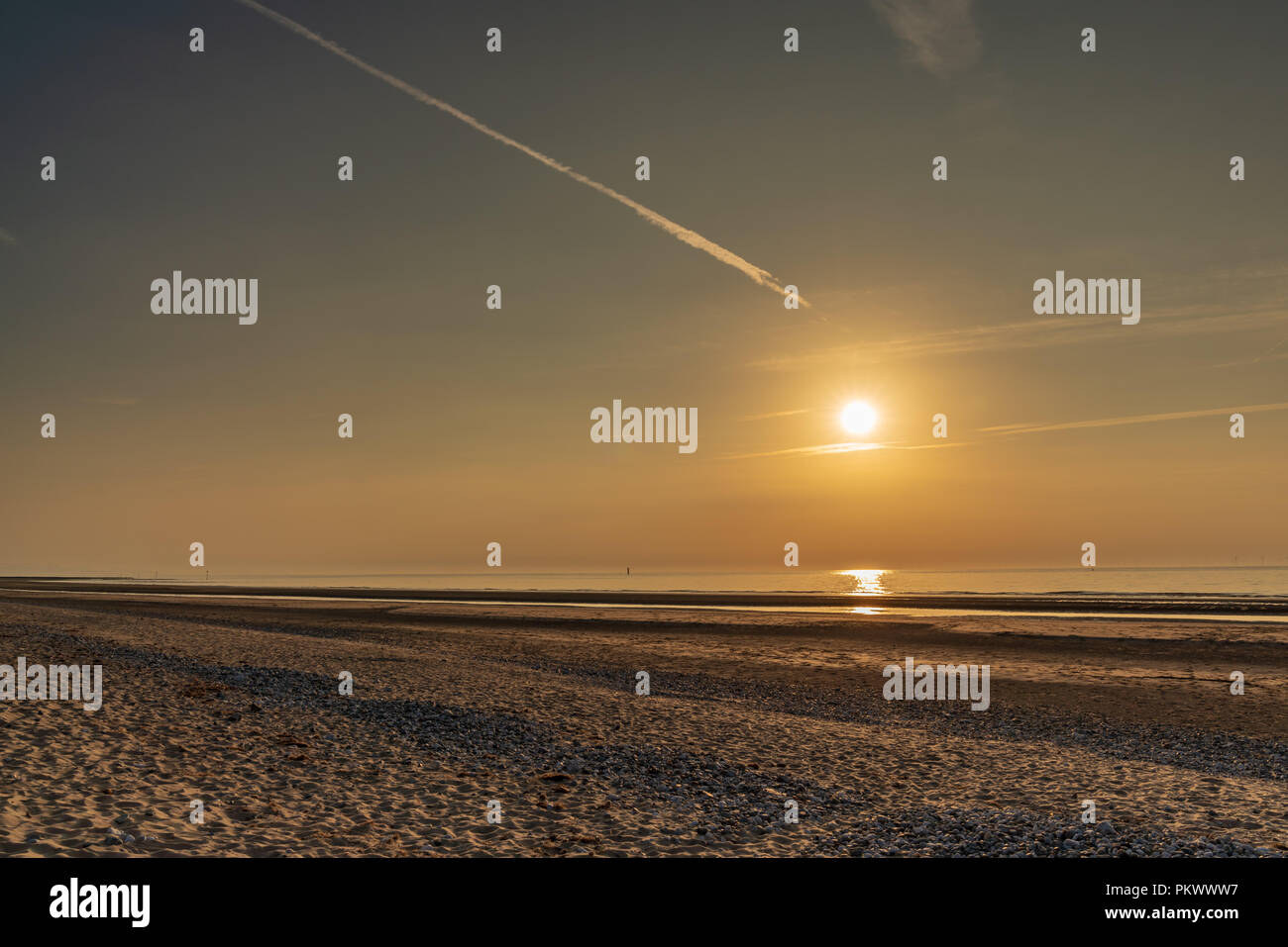 Sonnenuntergang über dem Strand an der walisischen Küste in der Nähe von Prestatyn, Denbighshire, Wales Stockfoto