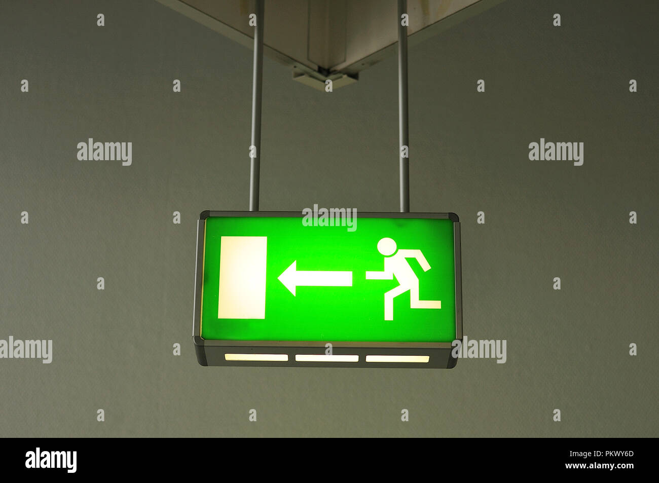 Notausgang Decke Fotos Und Bildmaterial In Hoher Aufl sung Alamy notausgang-decke-fotos-und-bildmaterial-in-hoher-aufl-sung-alamy
