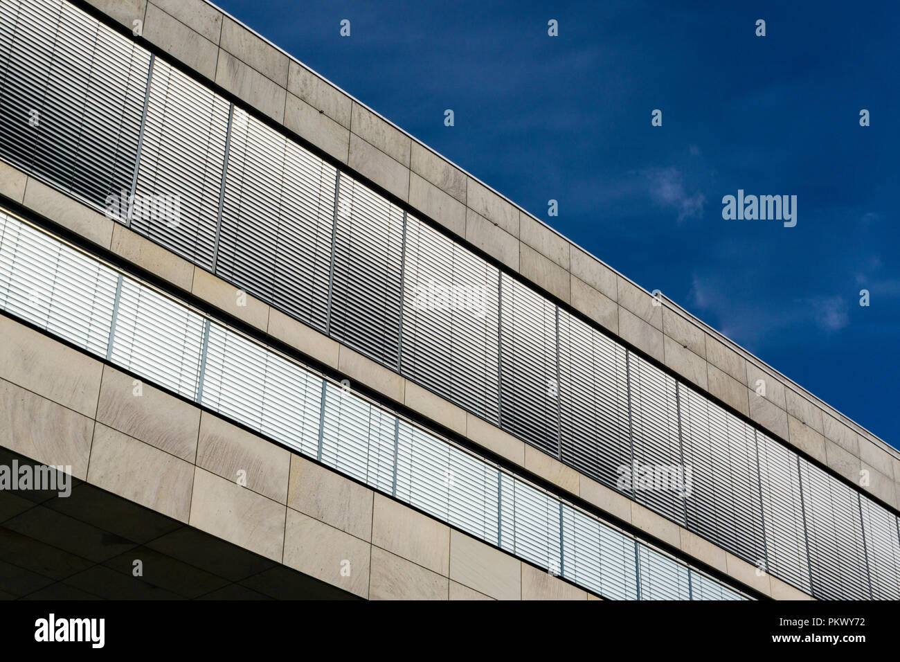 Berlin, Deutschland, September 08, 2018: Nahaufnahme der Fassade des Bürogebäudes Stockfoto