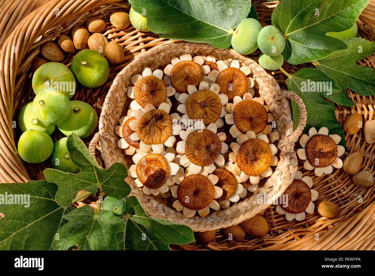 Abb. estrelas, Algarve Delikatesse mit getrockneten Feigen und Mandeln, und frische Feigen Stockfoto