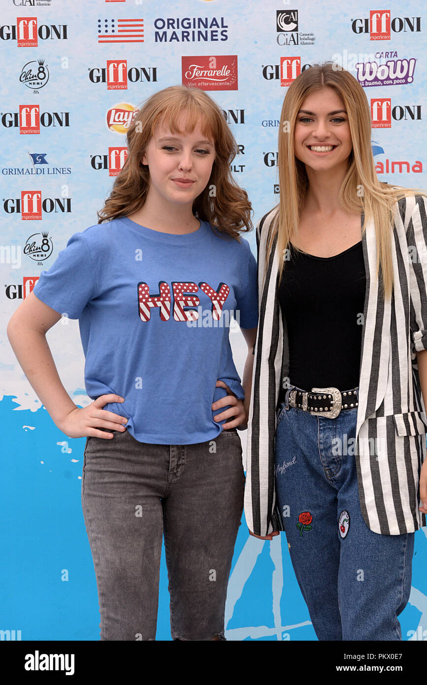 Giffoni Valle Piana, Sa, Italien - 22 Juli 2018: Sara und Marti, (Aurora Moroni und Chiara Del Francia) in Giffoni Film Festival 2018 - am 22. Juli, Stockfoto