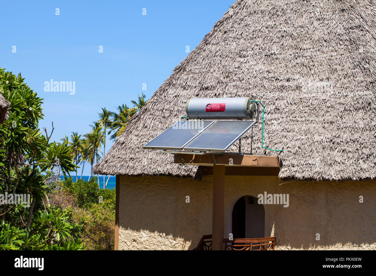 GALU KINONDO - Beach, Kenia - 26. FEBRUAR 2018: Systeme für Heizung Wasser aus Sonnenlicht (Sonnenkollektoren) auf den Dächern von Hotel Neptune Paradise Beach Re Stockfoto