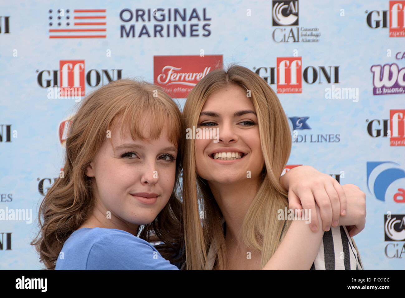 Giffoni Valle Piana, Sa, Italien - 22 Juli 2018: Sara und Marti, (Aurora Moroni und Chiara Del Francia) in Giffoni Film Festival 2018 - am 22. Juli, Stockfoto