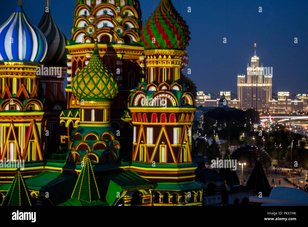 Abendlicher Blick von der Basilius-Kathedrale auf dem Roten Platz und Kotelnicheskaya Damm Gebäude in der Nähe der Moskauer Kreml, Russland Stockfoto