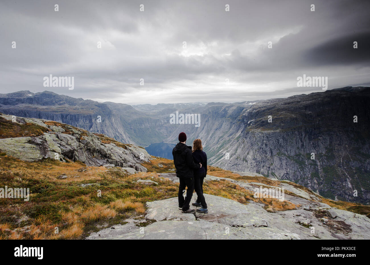 Paar reisen, ein Paar gerade die tolle Aussicht auf Schnee, Berge und Gletscher in Norwegen Stockfoto