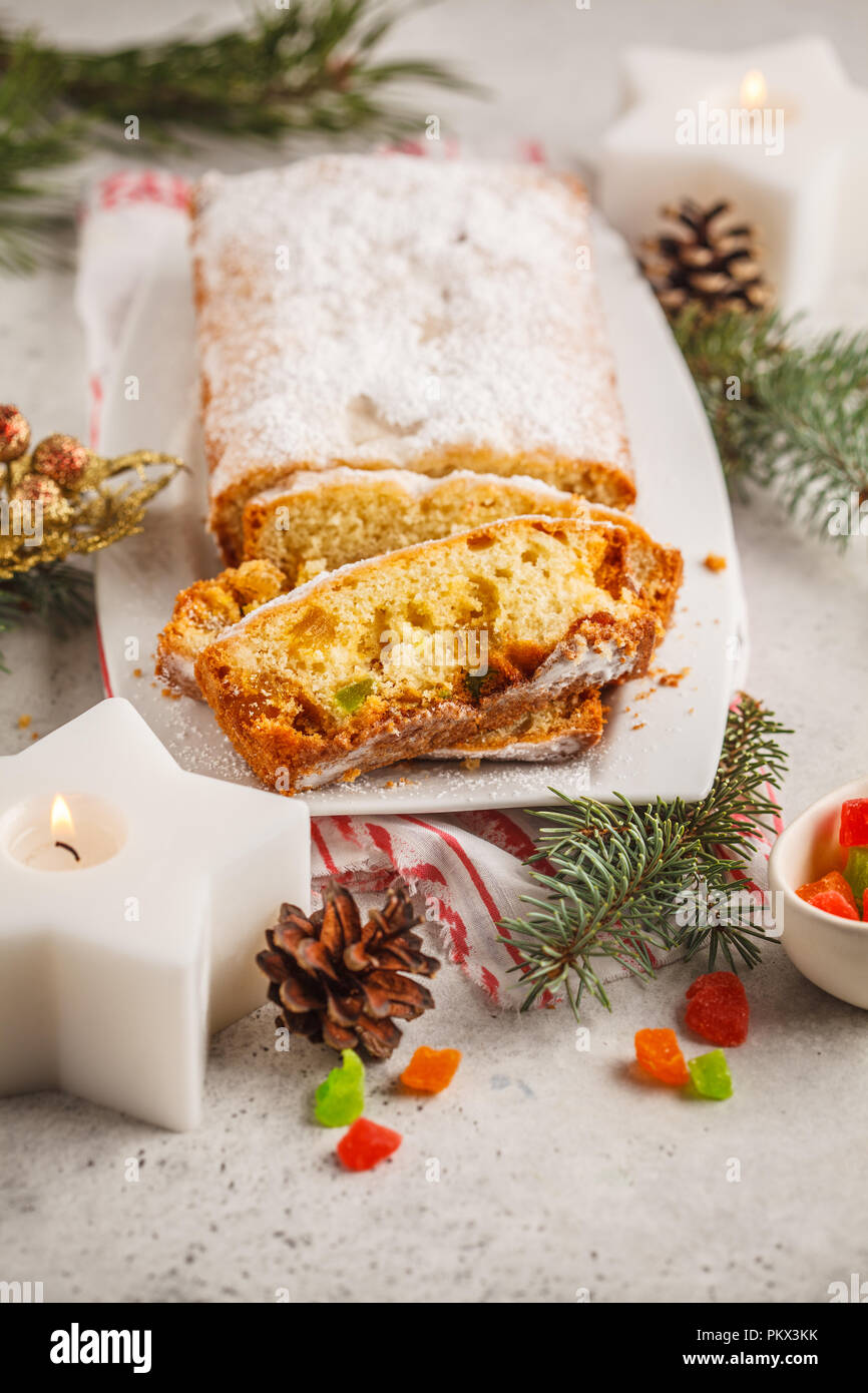 Weihnachten Brot mit kandierten Früchten und Puderzucker in Weihnachtsschmuck. Stockfoto