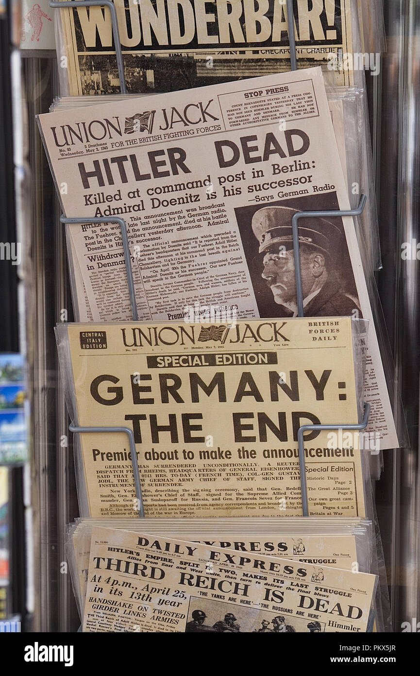 Union Jack und internationale Zeitungen bestätigen der Tod Hitlers Stockfoto