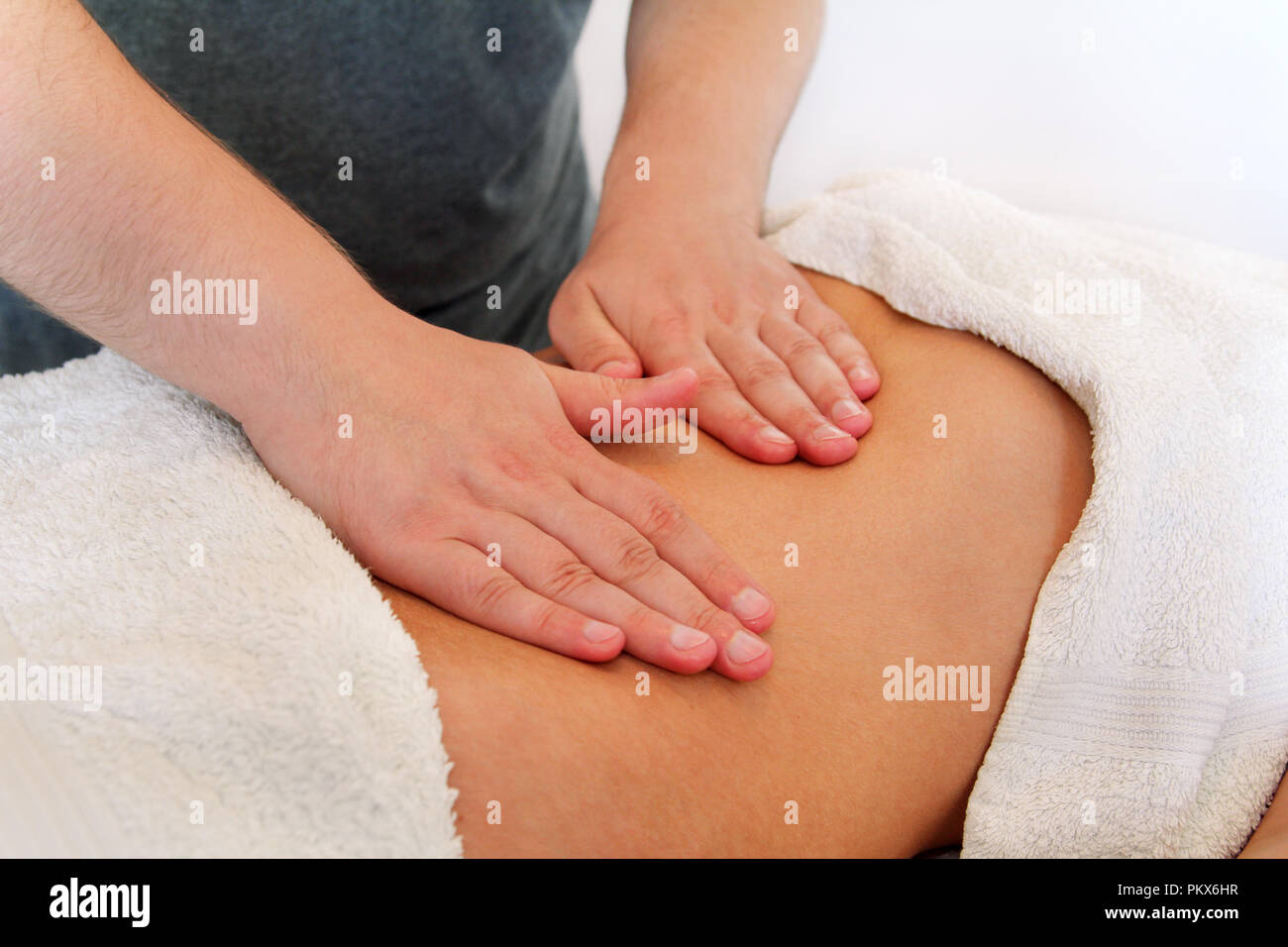 Bauch massage Massage Studio. Nahaufnahme von Händen massieren weiblichen  Unterleib. Masseur Mädchen Bauch zu massieren. Therapeut Druck auf dem  Bauch Stockfotografie - Alamy