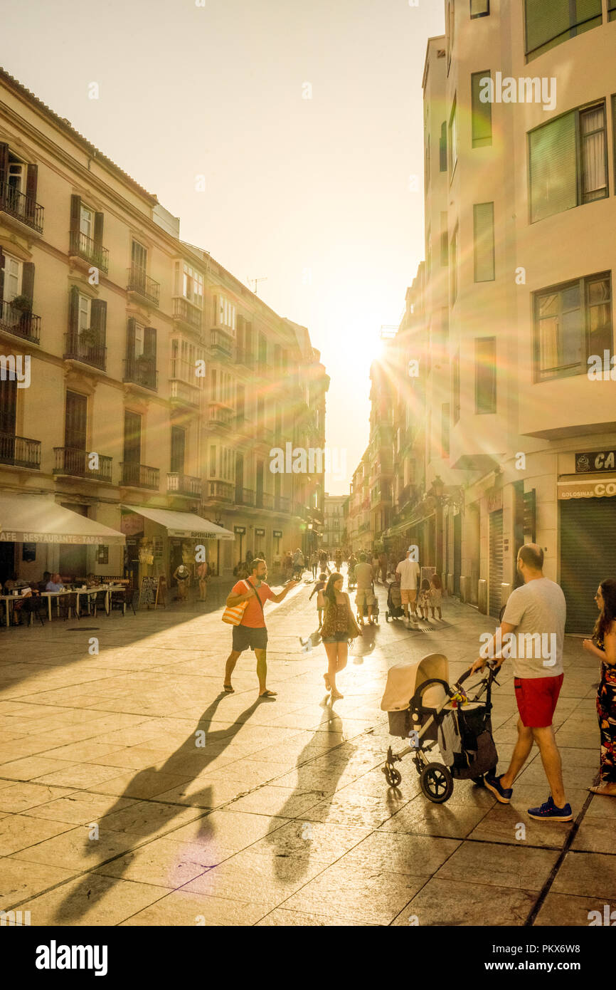 Spanien, Malaga - 24. Juni 2017: eine Gruppe von Menschen auf einer Straße bei Sonnenuntergang Stockfoto