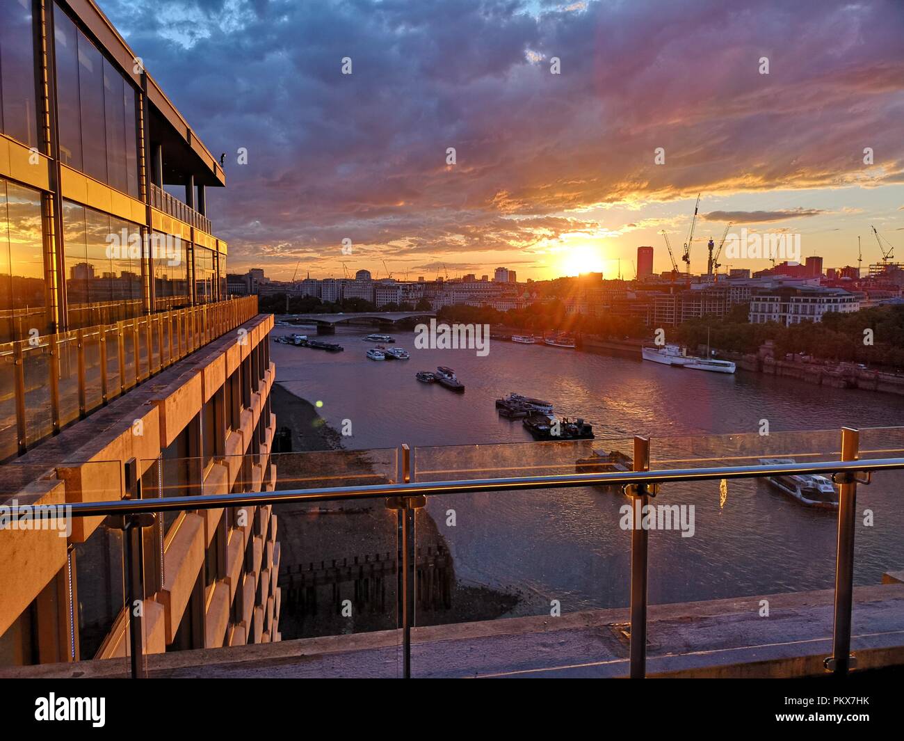 London Sonnenuntergang von Sea Containers Stockfoto