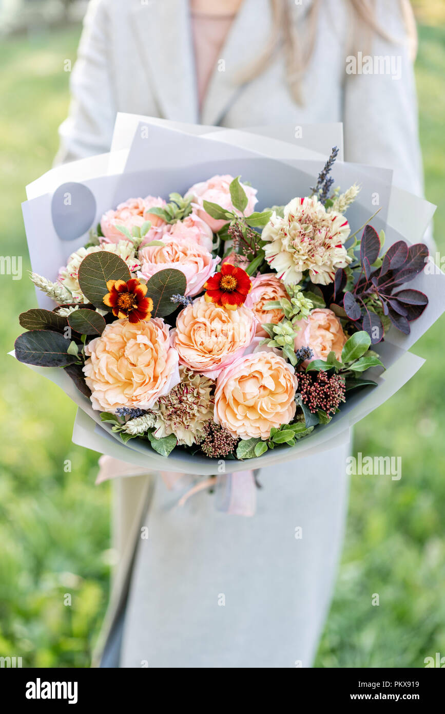 Close Up Schone Herbst Blumenstrauss In Den Handen Blumenarrangement Mit Verschiedenen Blumen Grunen Rasen Fur Den Hintergrund Helle Sonnenaufgang Oder Sonnenuntergang Sonne Stockfotografie Alamy
