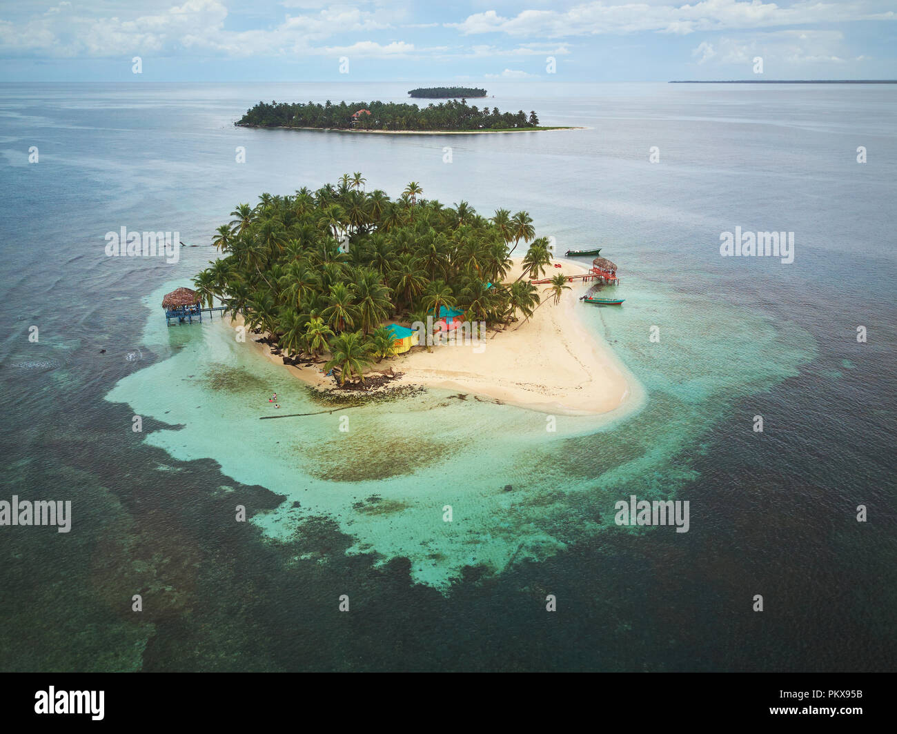 Die Menschen auf der karibischen Insel Luftbild Drohne anzeigen Stockfoto