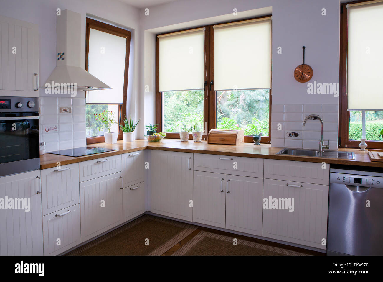 Innenraum der Weißen Moderne Küche Stockfoto