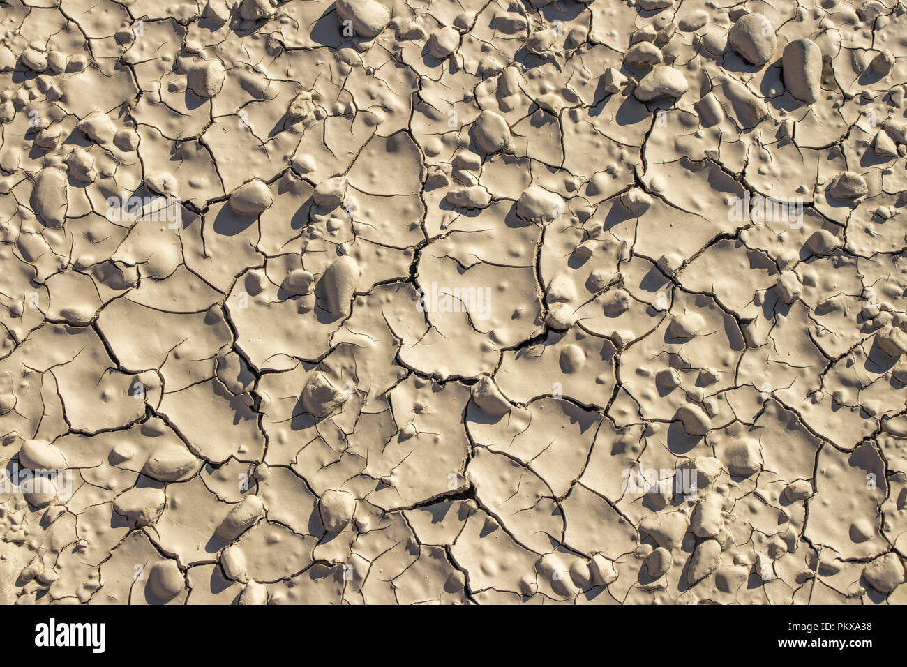 Trockene, sonnige, rissig, Blasenbildung, texturierte Erde Schlamm. Stockfoto