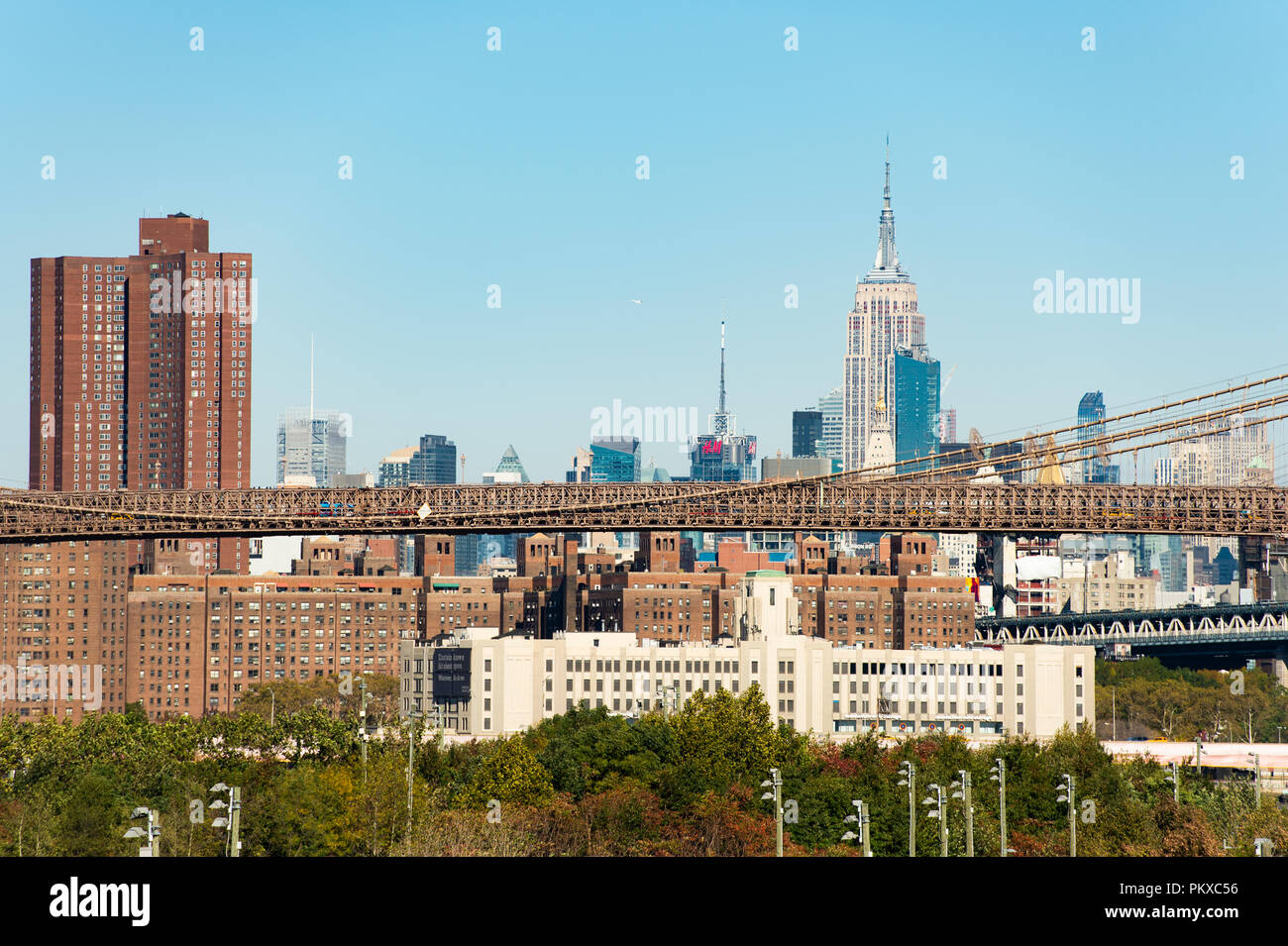 MANHATTAN - NEW YORK - USA - 30. Oktober 2017. Tolle Aussicht auf die Skyline von Manhattan mit dem Empire State Building auf den Hintergrund und die Brooklyn Brid Stockfoto