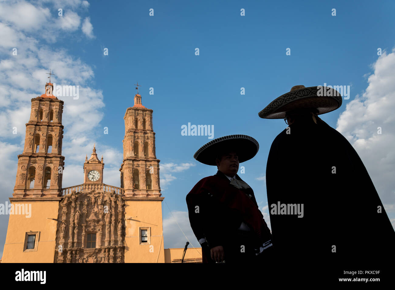 Mariachi Darsteller sind vor der Parroquia Nuestra Señora de Dolores Katholische Kirche hebt auch die Kirche Unserer Lieben Frau der Schmerzen an der Plaza Principal in Dolores Hidalgo, Guanajuato, Mexiko. Miguel Hildago war ein Pfarrer, der inzwischen weltberühmten Grito - ein Ruf zu den Waffen für mexikanische Unabhängigkeit von Spanien ausgestellt. Stockfoto