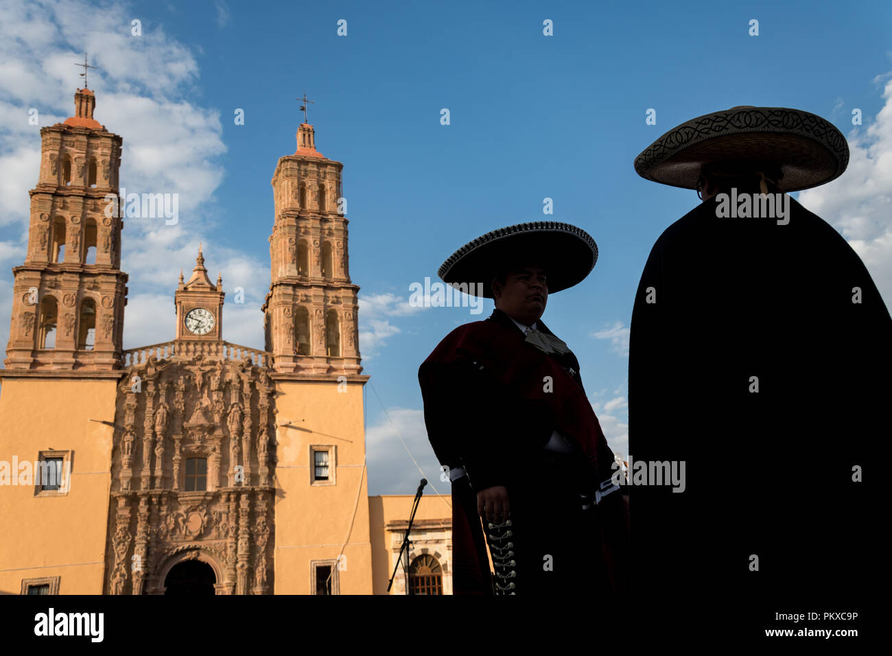 Mariachi Darsteller sind vor der Parroquia Nuestra Señora de Dolores Katholische Kirche hebt auch die Kirche Unserer Lieben Frau der Schmerzen an der Plaza Principal in Dolores Hidalgo, Guanajuato, Mexiko. Miguel Hildago war ein Pfarrer, der inzwischen weltberühmten Grito - ein Ruf zu den Waffen für mexikanische Unabhängigkeit von Spanien ausgestellt. Stockfoto