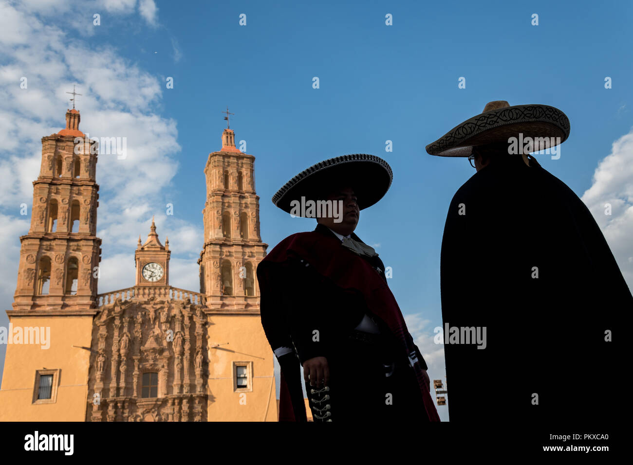 Mariachi Darsteller sind vor der Parroquia Nuestra Señora de Dolores Katholische Kirche hebt auch die Kirche Unserer Lieben Frau der Schmerzen an der Plaza Principal in Dolores Hidalgo, Guanajuato, Mexiko. Miguel Hildago war ein Pfarrer, der inzwischen weltberühmten Grito - ein Ruf zu den Waffen für mexikanische Unabhängigkeit von Spanien ausgestellt. Stockfoto