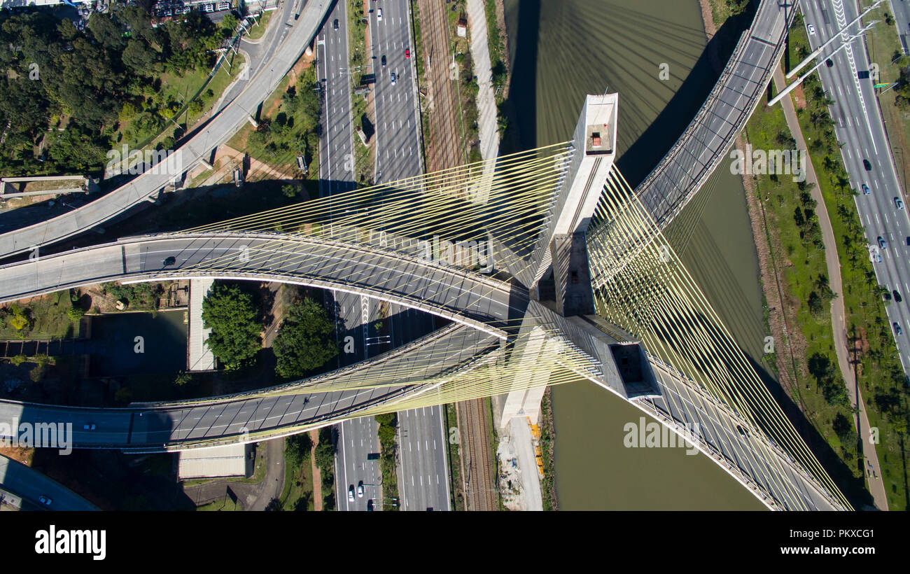 Die Verbindung von zwei verschiedenen Punkten. Moderne Architektur. Moderne Brücken. Schrägseilbrücke der Welt, Sao Paulo, Brasilien, Südamerika Stockfoto