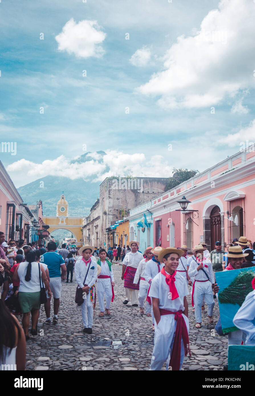 Kinder in traditionellen Maya kleid März in Paraden für Dia de la Independencia 2018 (Tag der Unabhängigkeit) in Antigua Guatemala Stockfoto