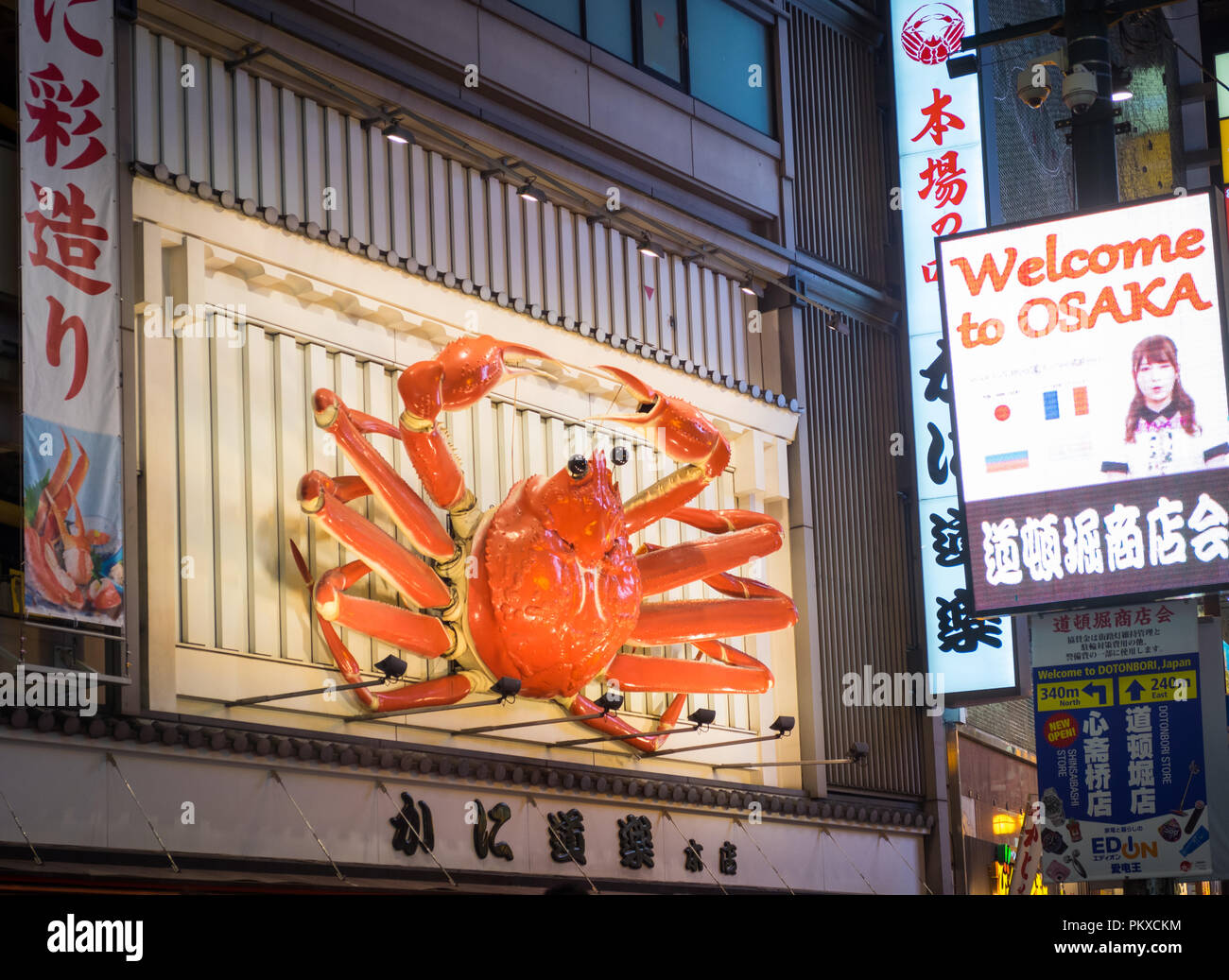 Die berühmten Giant crab Zeichen außerhalb der Kani Doraku Crab Restaurant in der dotonbori Stadtteil von Osaka, Japan. Stockfoto