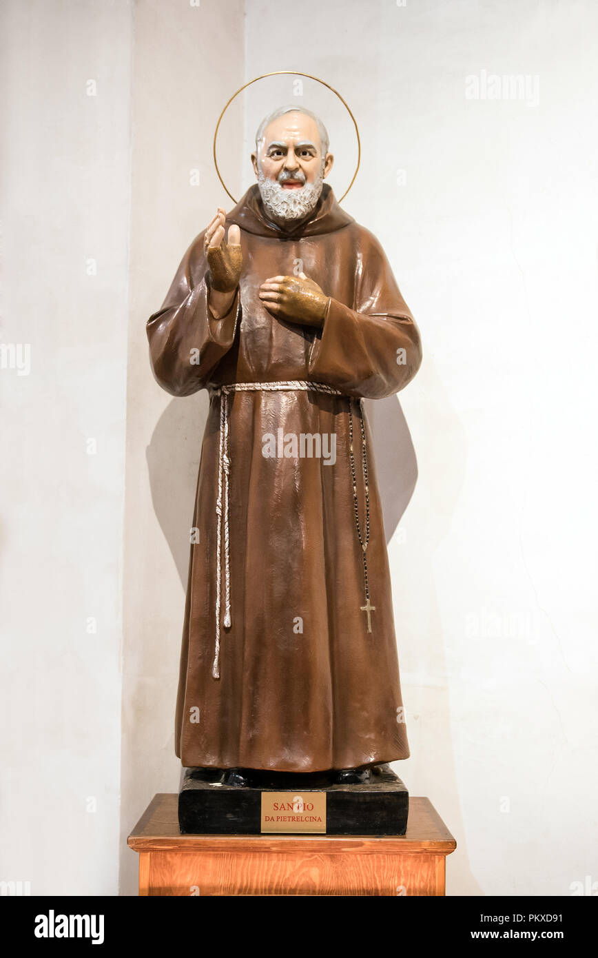 Statue von Pater Pio oder des heiligen Pio von Pietrelcina, ein römisch-katholischer Mönch und Priester, heilige Stigmata während seines ganzen Lebens angezeigt, mit der Hand rais Stockfoto