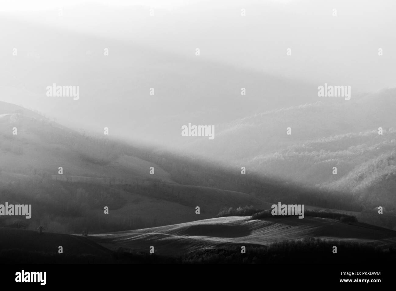 Sonnenstrahlen kommen über ein Tal in Umbrien (Italien) Stockfoto