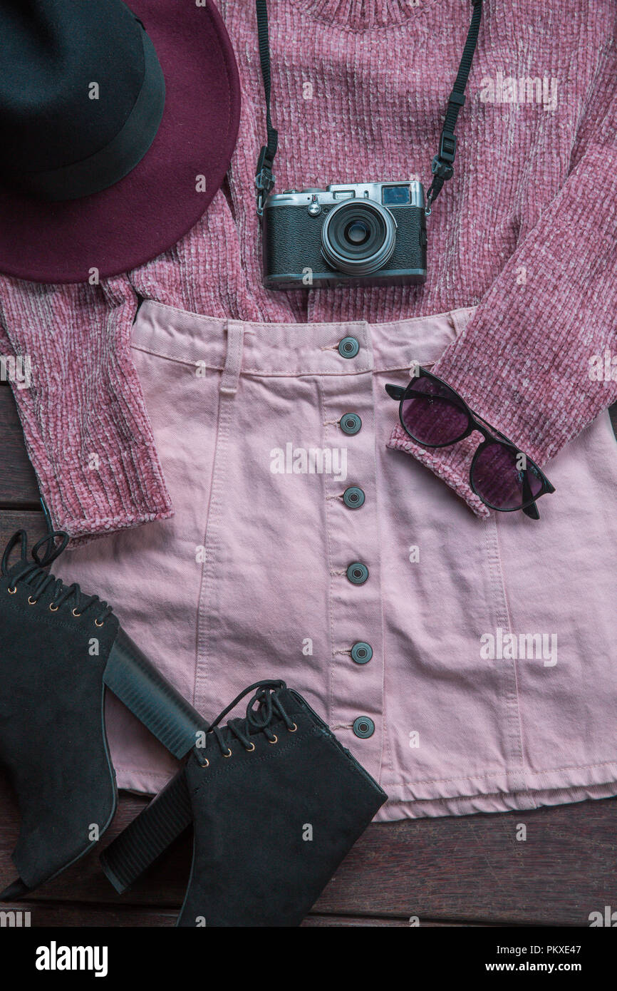 Herbst weiblichen Outfit. Kleidung, Schuhe und Zubehör auf braunem Hintergrund. Fashion Concept Stockfoto