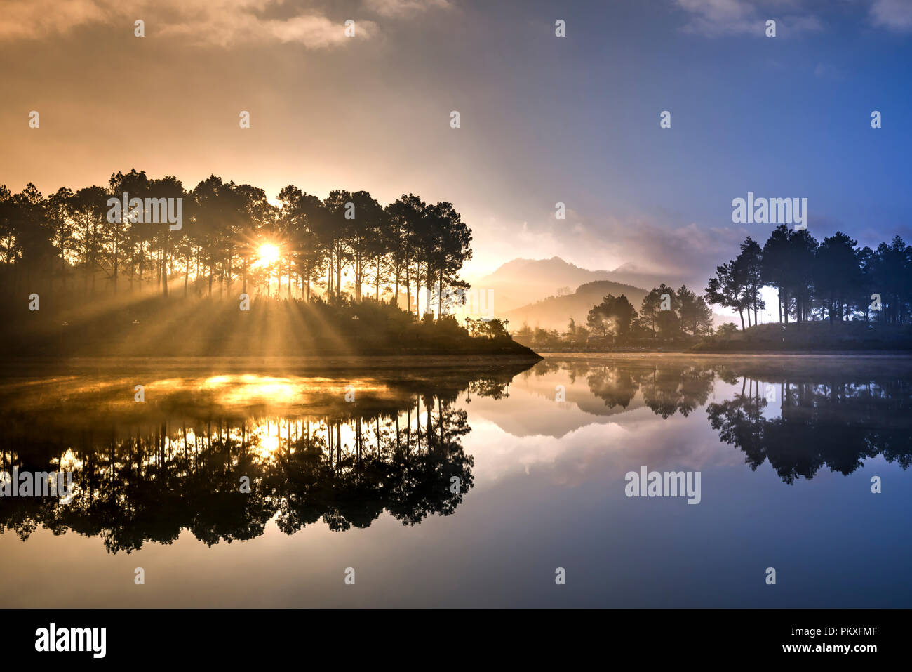 Schöne Dämmerung am See mit rosa Wolken und reflektierenden Sonnenstrahlen bei Ban Ang Dorf, Moc Chau, Son La Provinz, Vietnam Stockfoto