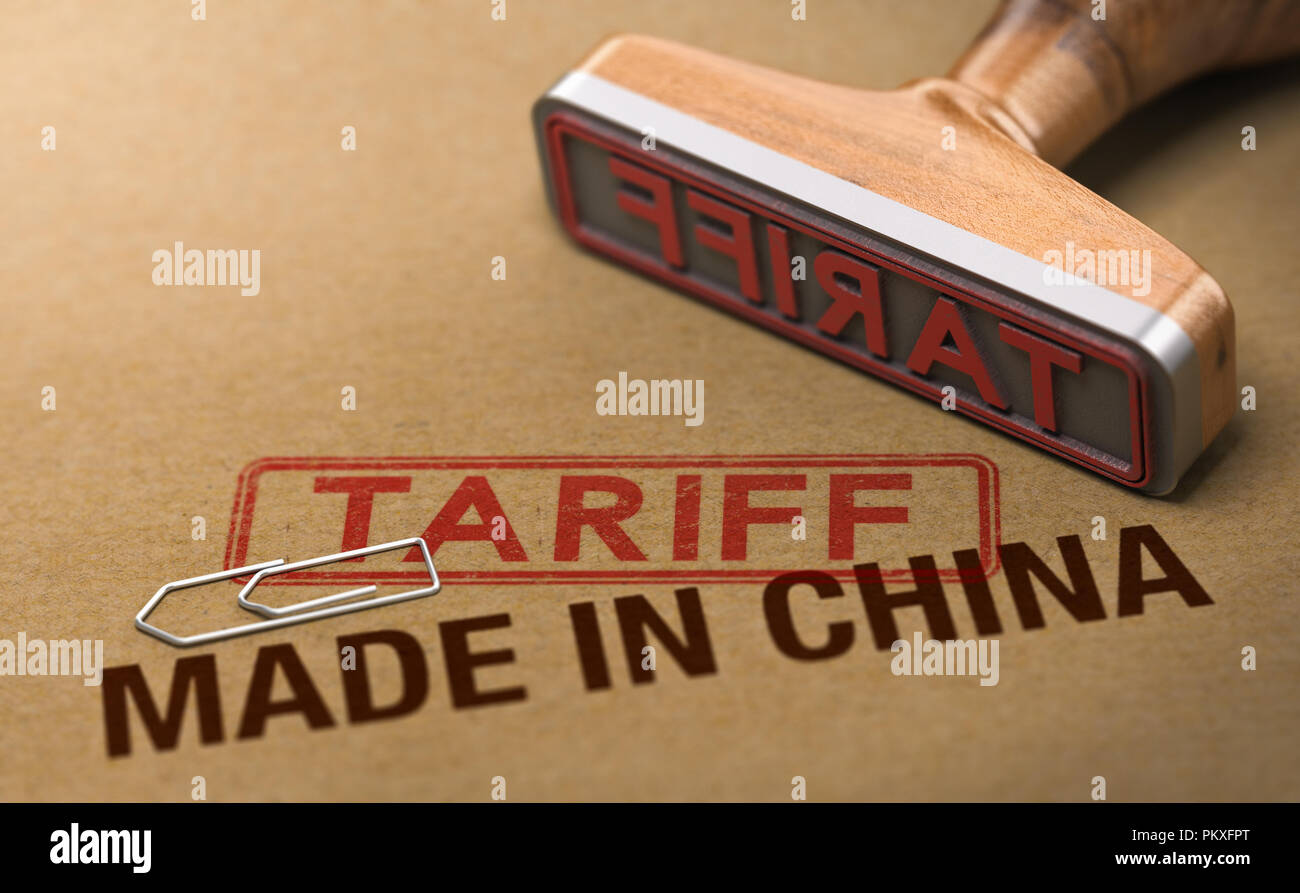 3D-Darstellung eines Stempels über Karton Hintergrund mit den Worten "Made in China" und Tarif. Konzept der Handelskrieg. Stockfoto