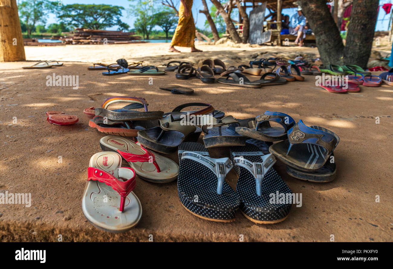 Flipflops vor einem heiligen Ort geparkt Stockfoto