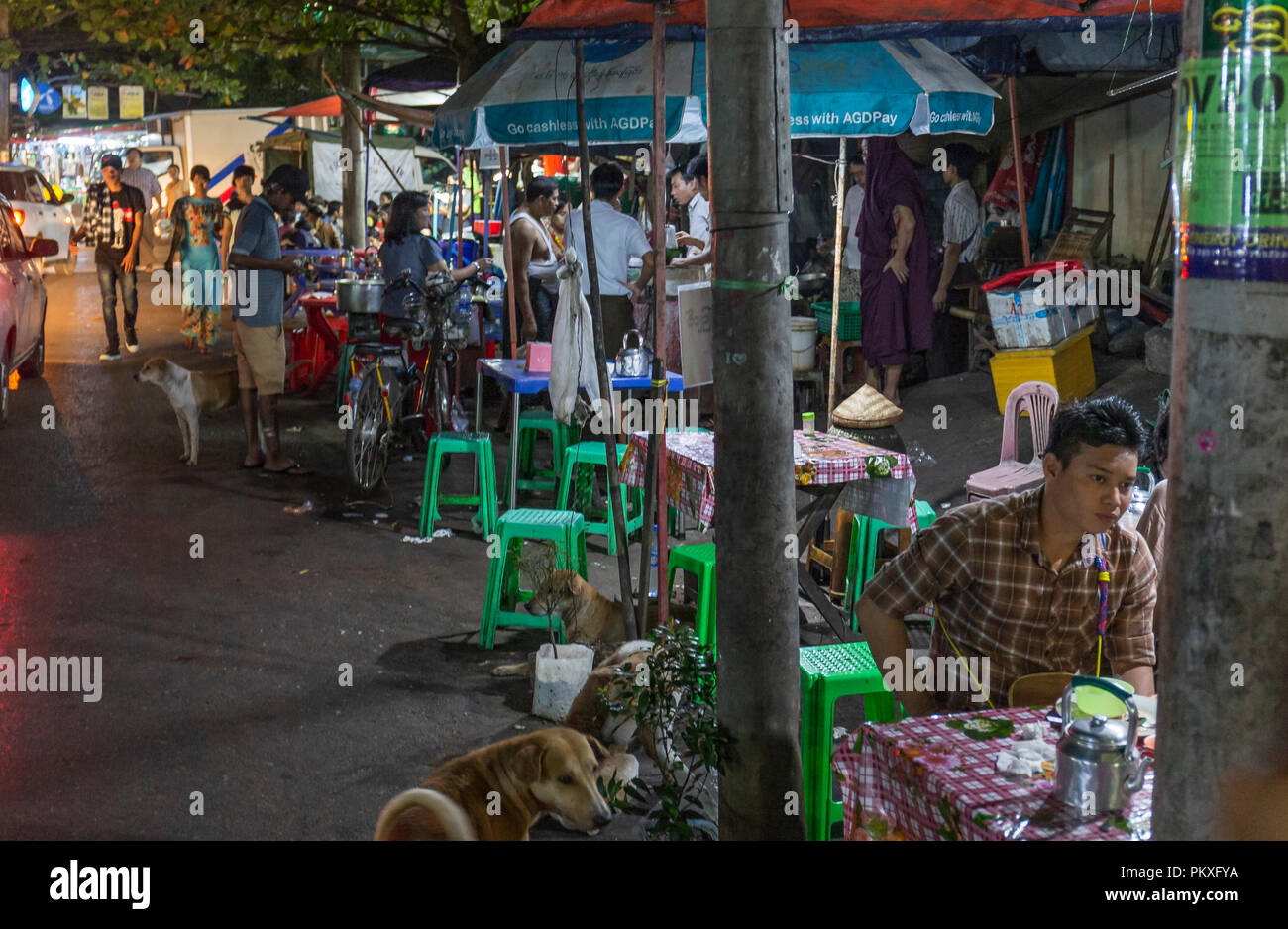 Nacht Straßenszenen von Yangon, Myanmar Stockfoto