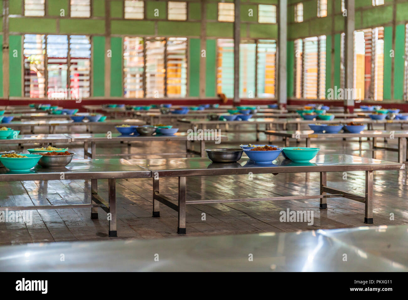 Gedeckte Tische für Mönche im Kloster Mahagandayon, Myanmar warten. Stockfoto