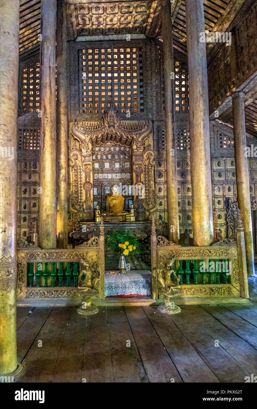Im Inneren des Shwenandaw Kyaung Tempel oder Golden Palace Kloster in Mandalay, Myanmar Stockfoto