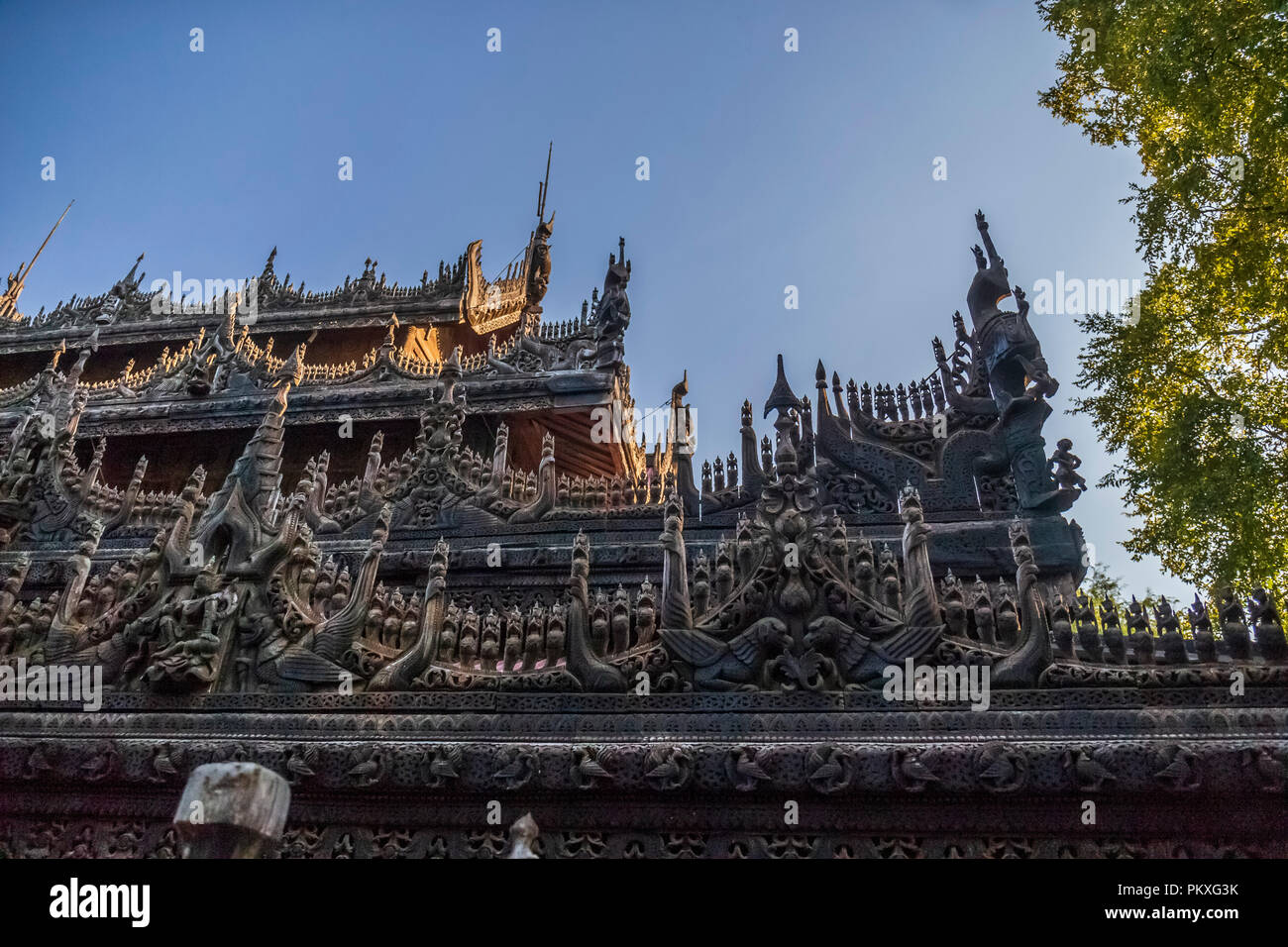 Schnitzereien auf Shwenandaw Kyaung Tempel oder Golden Palace-Kloster in Mandalay, Myanmar Stockfoto