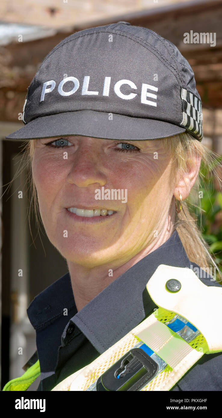 Porträt einer Frau, die Polizisten tragen eine einheitliche Kappe. Stockfoto