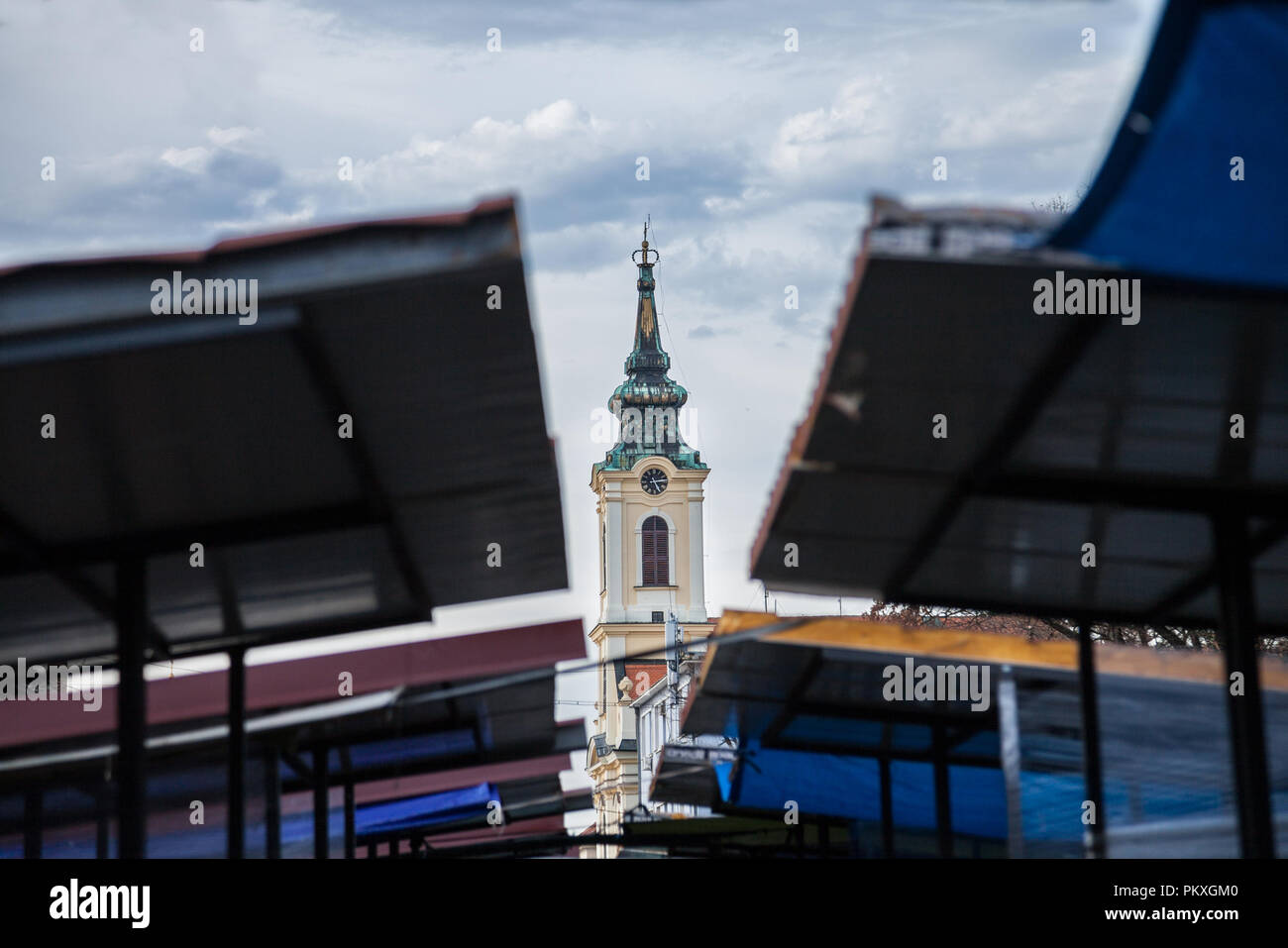 Nikolajevska crkva Kirche in der Innenstadt von Zemun, von den Ständen der nahe gelegenen Markt gesehen, mit seinem Wahrzeichen Clock Tower zeigt. Zemun ist ein malerisches s Stockfoto