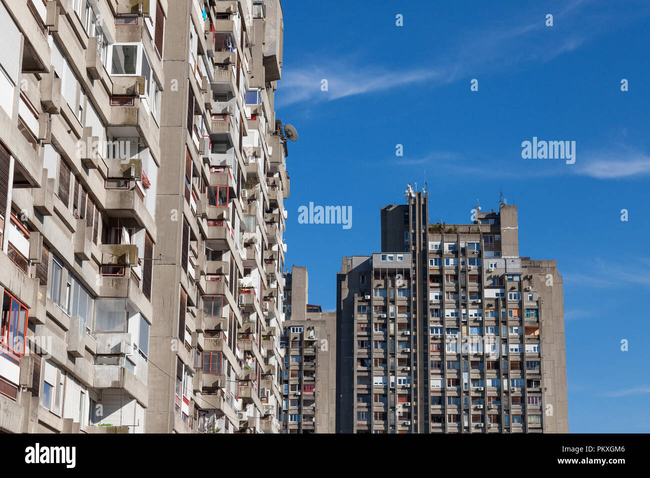 Traditionnelle kommunistischen Gehäuse im Vorort von Belgrad, in Neu-Belgrad. Diese Art der Hochhäuser sind Symbole des Brutalismus Bild Stockfoto